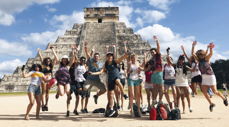 Viajar solo vs viajar acompañado: cómo cambia la evaluación de tu visa